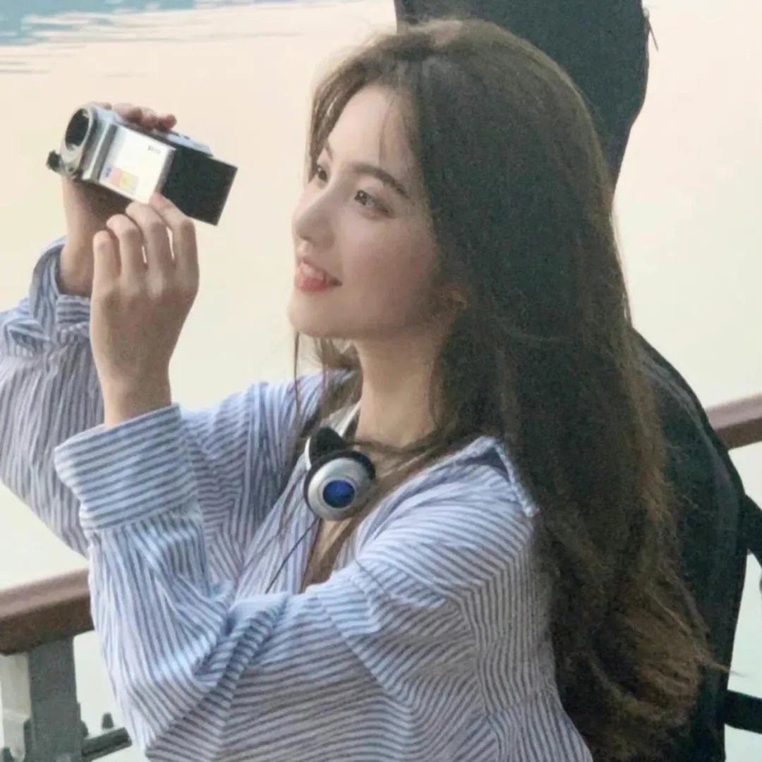 背后的她,眼前的我